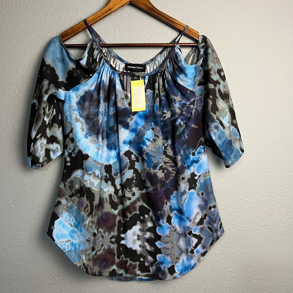 NWT Fifteen Twenty XS Blue Print Keyhole Cold Shoulder Blouse Top Wearable Art